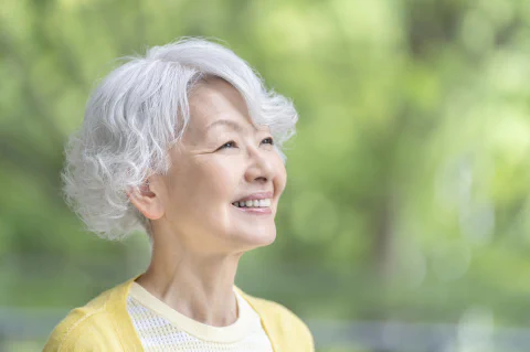 シニア女性の幸福度はなぜ高い？──高齢社会白書×ハルメク調査に学ぶ“暮らしの質”と共感するマーケティング