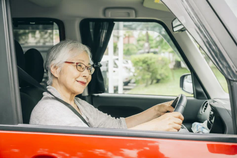 【2025年調査】高齢者の移動手段と自動車免許返納の実態を大公開！ 