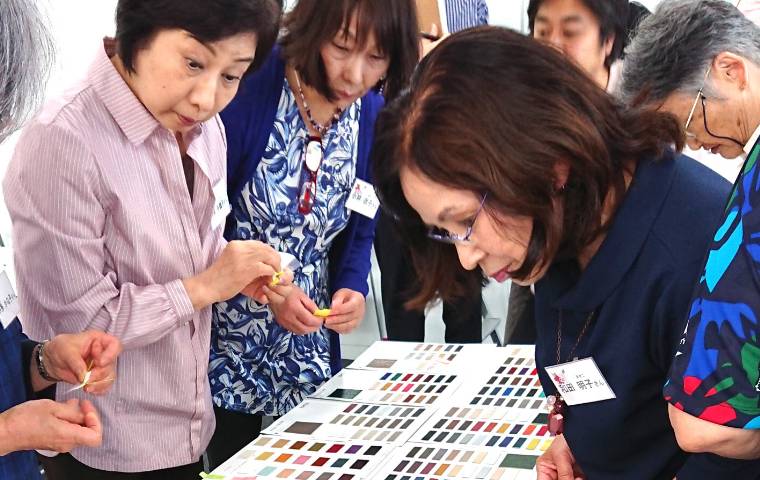カラー見本を選ぶ眼差しは、真剣そのもの